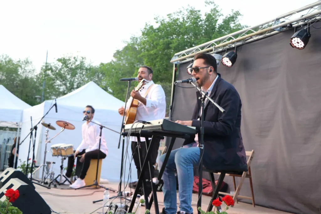 Voce, tastiera, chitarra spagnola e cajón sul palco · Rumba Gipsy