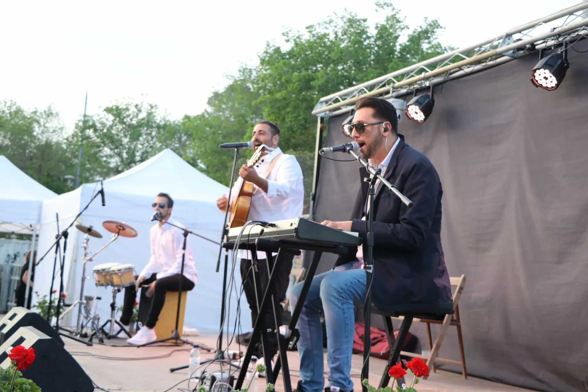 Vocals, keyboard, Spanish guitar and cajón on stage · Rumba Gipsy