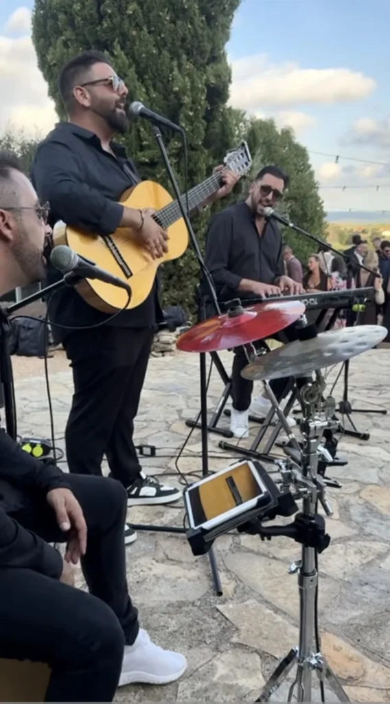 Chitarra, tastiera e percussioni su una terrazza · Rumba Gipsy