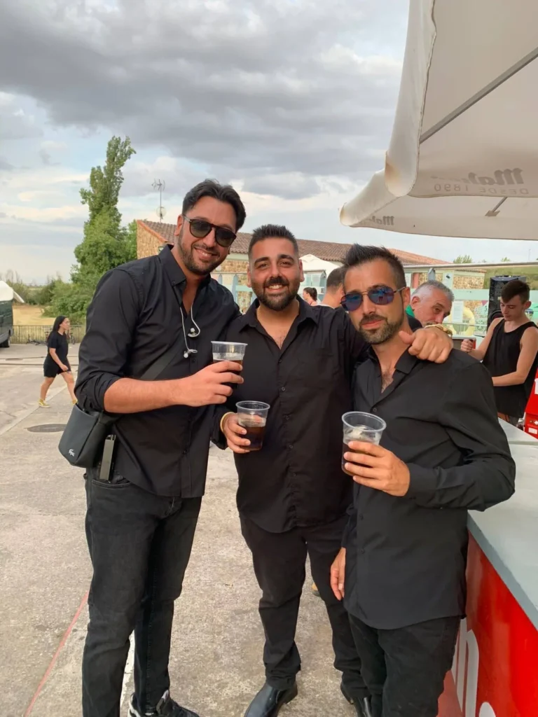 Musicisti insieme su una terrazza · Rumba Gipsy