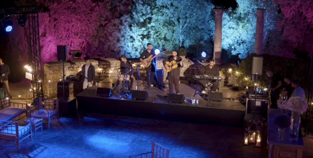 Gruppo su un palco all’aperto di notte · Rumba Gipsy